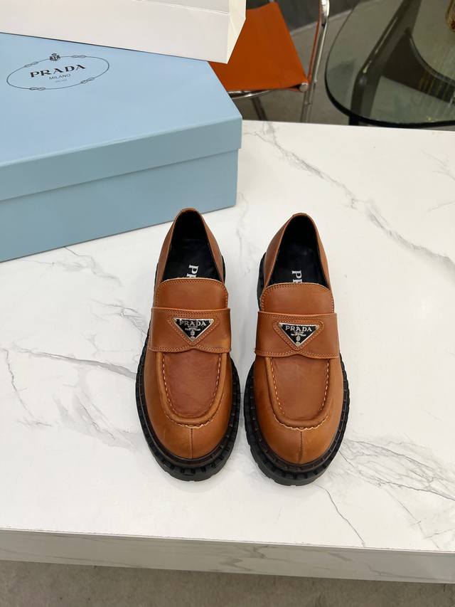 Prada* P: 女款size ：35-40 41可订做 新品普拉达2024秋冬走秀款乐福鞋，太古汇原版购入爆拆复刻 鞋子上脚很轻便，走路舒适度都很赞 运用三